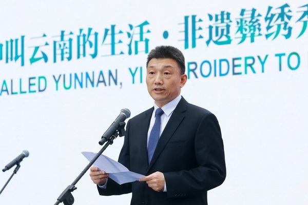 &ldquo;有一種叫云南的生活&middot;非遺彝繡秀北京&rdquo;活動(dòng),在北京鐘鼓樓舉行