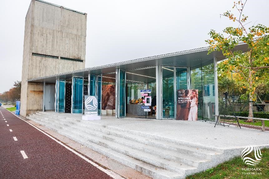 國際毛皮協(xié)會IFF定制禮物來襲，是時尚博主們整個愛住的天然皮草單品！