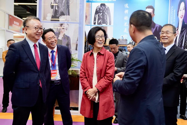 贛州紡織新篇章：2024江西服裝周暨第五屆江西（贛州）紡織服裝產(chǎn)業(yè)博覽會(huì)盛大開幕！