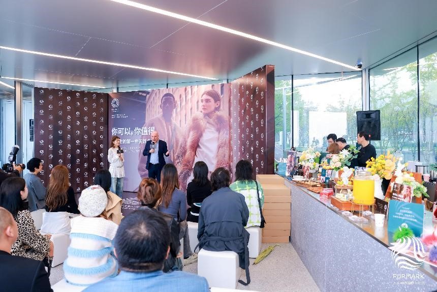 國際毛皮協(xié)會IFF定制禮物來襲，是時尚博主們整個愛住的天然皮草單品！