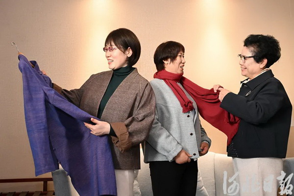 創(chuàng)新不停步  非遺潮起來！原村土布引河北省人大代表&ldquo;圍觀&rdquo;