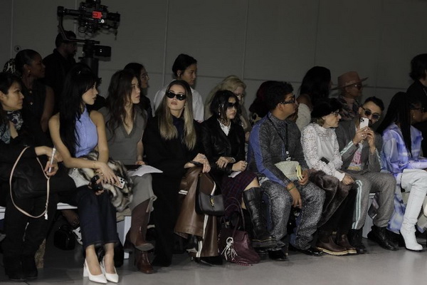 玖姿JUZUI品牌在2025秋冬紐約時裝周發(fā)布的新聞上了美國《華爾街日報》的頭條！