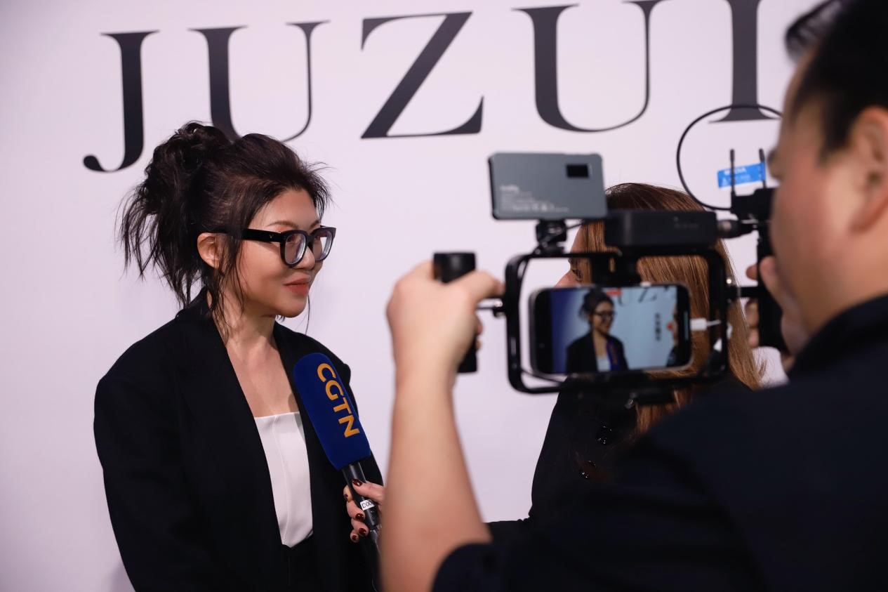  攜手玖姿JUZUI創(chuàng)意總監(jiān)王陶Taoray Wang 老錢(qián)皮草紐約時(shí)裝周成新貴