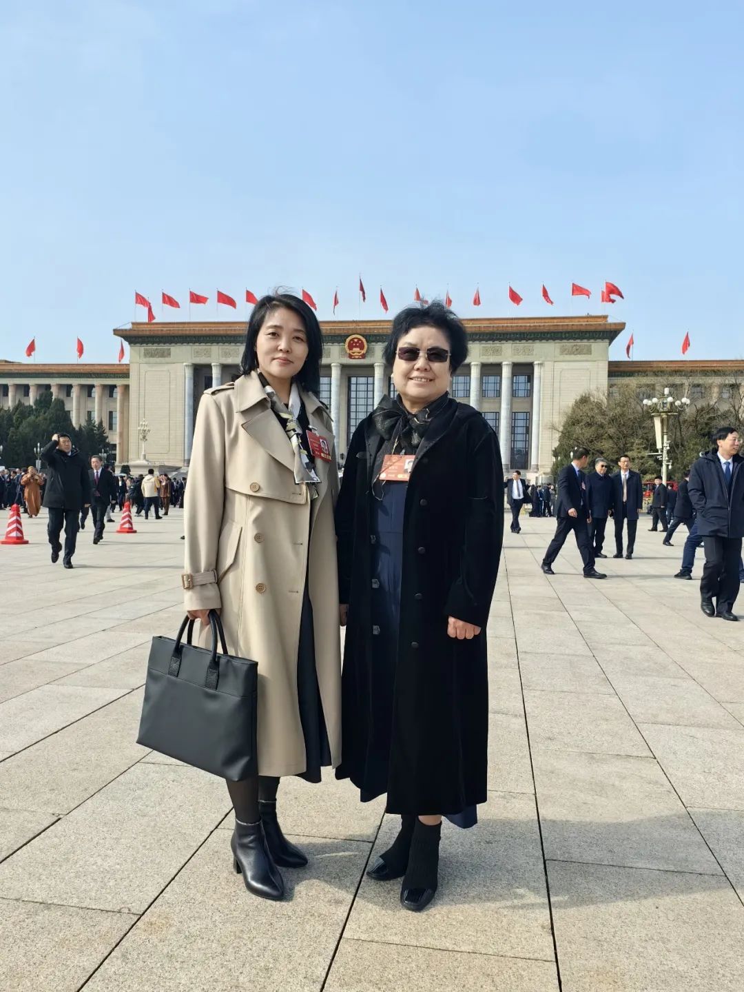 3月3日上午，出席十四屆全國人大三次會議的駐冀全國人大代表和出席全國政協(xié)十四屆三次會議的住冀全國政協(xié)委員從石家莊啟程赴京。石家莊&ldquo;紡織人&rdquo;贊皇縣原村土布專業(yè)合作社理事長崔雪琴和石家莊常山恒新紡織有限公司恒盛分公司織造車間教檢工馮麗朝隨河北代表團(tuán)一同赴京報到。3月4日，崔雪琴、馮麗朝兩位石家莊&ldquo;紡織人&rdquo;同來自全國各地的全國人大代表一道步入了北京人民大會堂，共同參加十四屆全國人大三次會議預(yù)備會議。會前崔雪琴、馮麗朝在人民大會堂外合影，留下了珍貴的紀(jì)念。會前，崔雪琴、馮麗朝結(jié)合各自工作實際和熟悉領(lǐng)域，深入基層開展調(diào)查研究，精心準(zhǔn)備議案建議。赴京參會途中，她倆圍繞京津冀協(xié)同發(fā)展、民營經(jīng)濟(jì)、新質(zhì)生產(chǎn)力、鄉(xiāng)村振興等普遍關(guān)注的問題與同行的代表委員展開熱烈討論。到達(dá)駐地，她倆立即投入會前緊張的準(zhǔn)備工作，繼續(xù)修改認(rèn)真準(zhǔn)備好的建議。崔雪琴崔雪琴帶來了《關(guān)于倡導(dǎo)國人穿國風(fēng)服飾 弘揚(yáng)國風(fēng)服飾文化 推動民族服裝產(chǎn)業(yè)振興的建議》。馮麗朝馮麗朝帶來了《關(guān)于進(jìn)一步加強(qiáng)發(fā)揮勞模工匠引領(lǐng)作用的建議》。全國人大代表崔雪琴、馮麗朝這兩位石家莊優(yōu)秀紡織人，共赴春天之約，共盡代表職責(zé)。