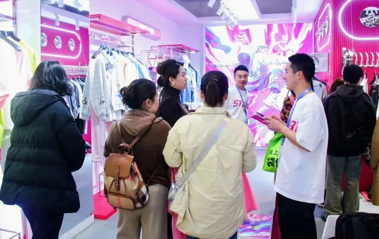 銀基廣場攜六大原創(chuàng)品牌亮相CHIC2025（春季），展現(xiàn)中部地區(qū)時尚力量