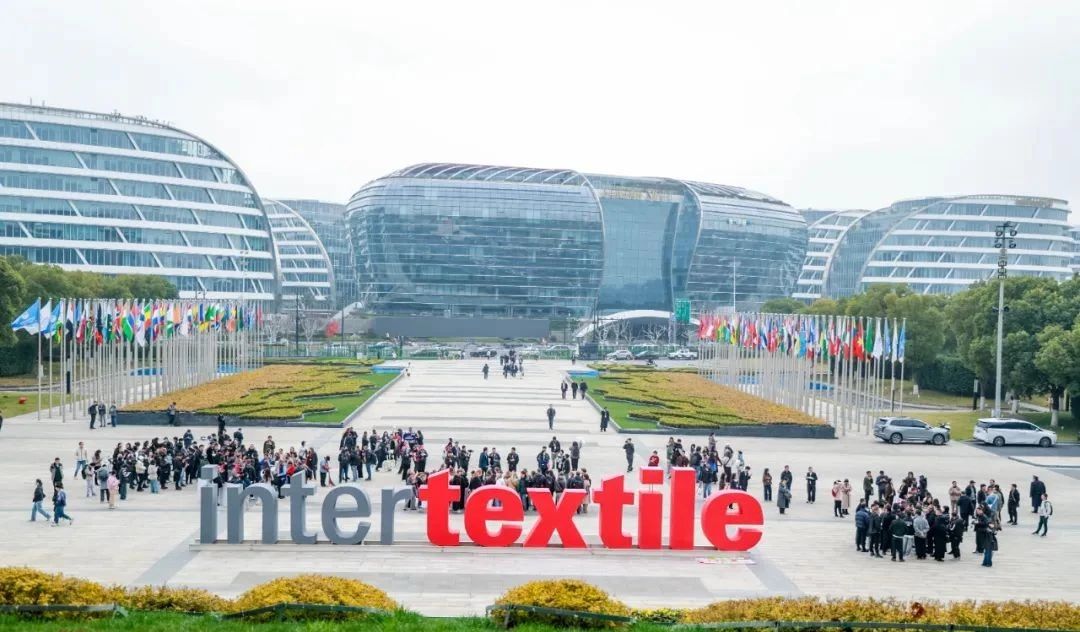 3月13日，為期三天的2025intertextile春夏面輔料展在國家會展中心（上海）圓滿落幕。本屆博覽會以近19萬平方米總展出面積，匯聚來自全球24個(gè)國家和地區(qū)的超3100家參展商。從源頭為紡織行業(yè)高質(zhì)量發(fā)展注入信心與動能，展示了紡織行業(yè)的最新技術(shù)與創(chuàng)新成果。其中，海纖生物的海藻纖維、海絲林及海藻炭泥系列產(chǎn)品憑借其深海黑科技的獨(dú)特魅力，成為展會焦點(diǎn)，吸引了眾多專業(yè)觀眾的目光。