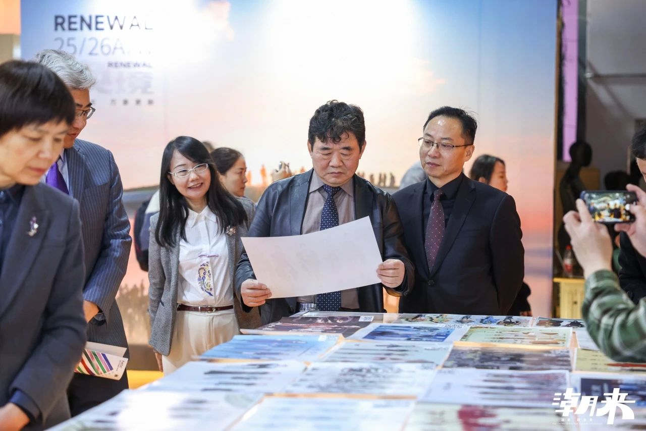 以第二十八屆（2025）&ldquo;真皮標(biāo)志杯&rdquo;設(shè)計(jì)大賽初賽、潮來&middot;必訂&mdash;&mdash;設(shè)計(jì)版權(quán)交易會(huì)、2025海寧優(yōu)材&middot;新質(zhì)聯(lián)盟聯(lián)合展、潮來課堂分享沙龍等系列活動(dòng)為支點(diǎn)，&ldquo;海寧時(shí)間&rdquo;再一次撬動(dòng)千億時(shí)尚產(chǎn)業(yè)的澎湃動(dòng)能。