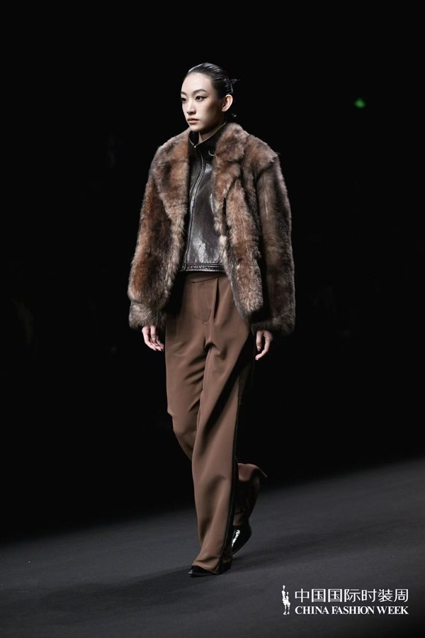 胡瑩瑩的精神內(nèi)核&ldquo;ARTEMIS&middot;自由悅己&rdquo;  設計師品牌Y2FREEDOM秋冬系列北京綻放