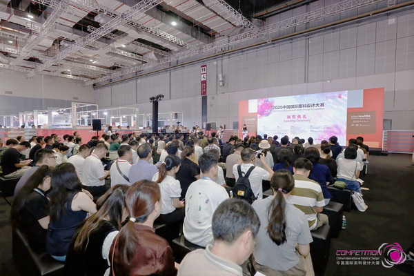 8700余款面料創(chuàng)新面料角逐46項大獎！2025中國國際面料設(shè)計大賽頒獎典禮在滬舉辦