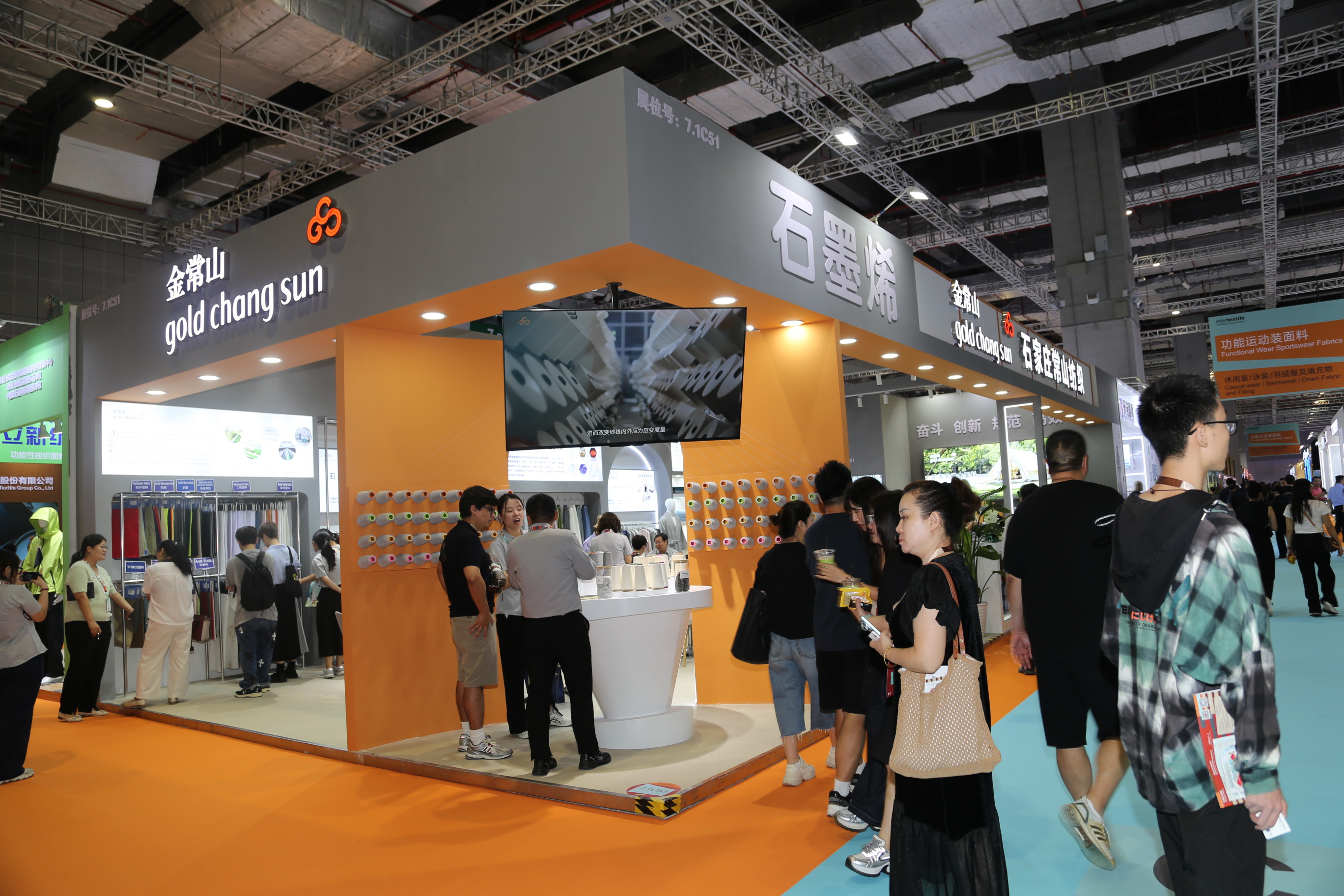 40余家石家莊紡服企業(yè)齊聚滬上，成為中紡聯(lián)秋季聯(lián)展上靚麗的風(fēng)景線