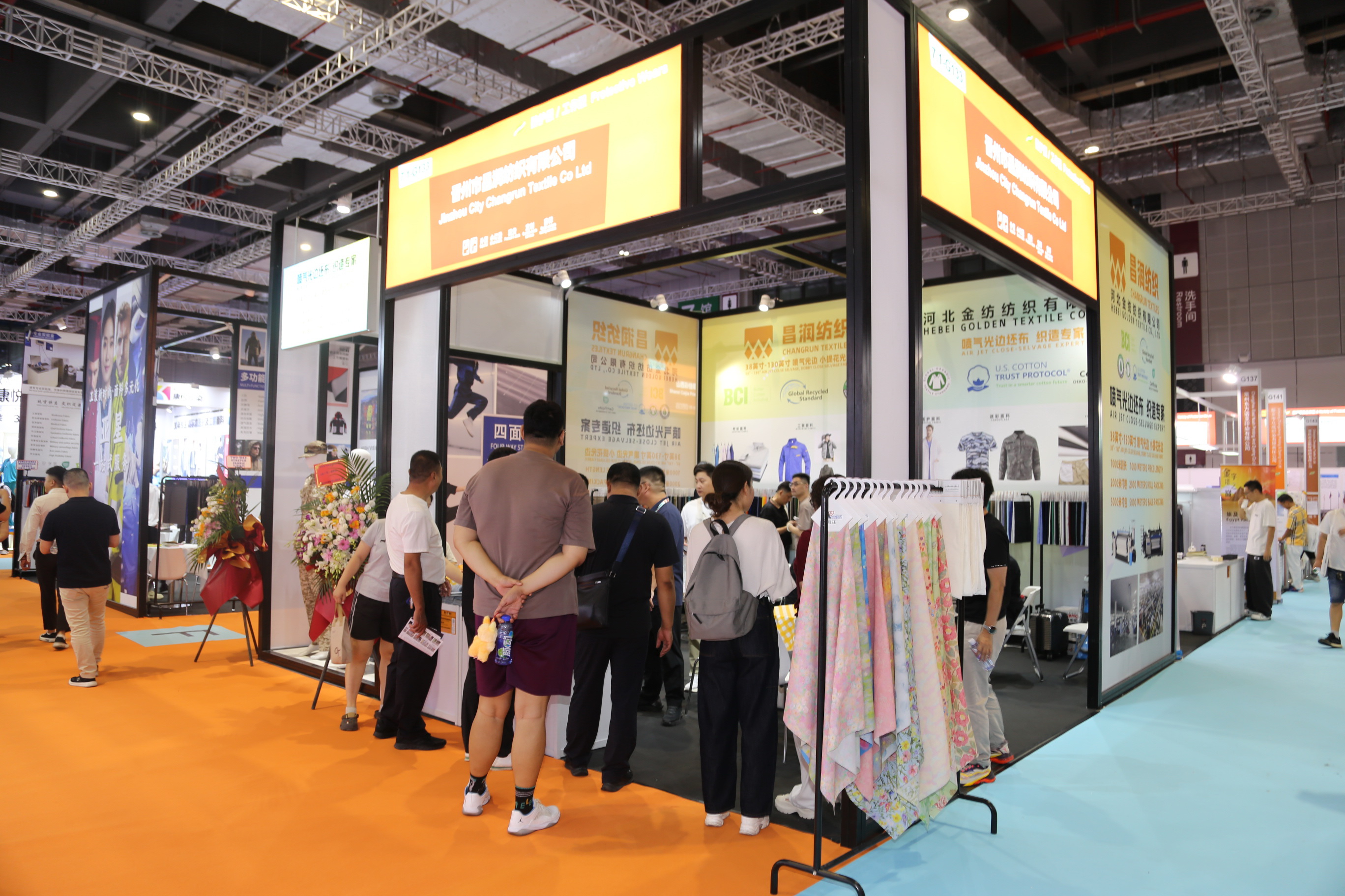 40余家石家莊紡服企業(yè)齊聚滬上，成為中紡聯(lián)秋季聯(lián)展上靚麗的風(fēng)景線