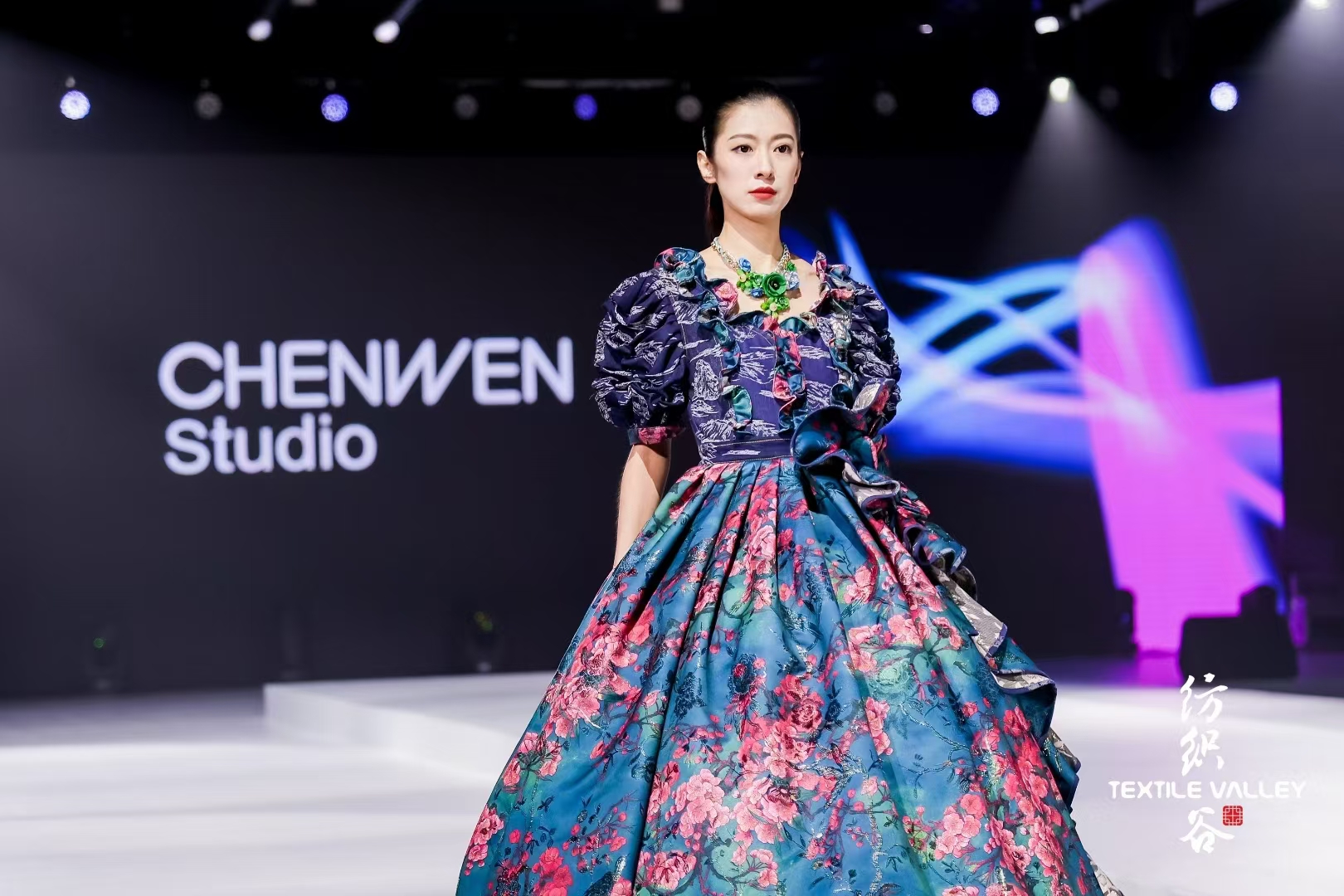 &ldquo;破繭成蝶&rdquo;引領(lǐng)全球時(shí)尚新浪潮--2025中國（青島）國際時(shí)裝周璀璨即將啟幕 