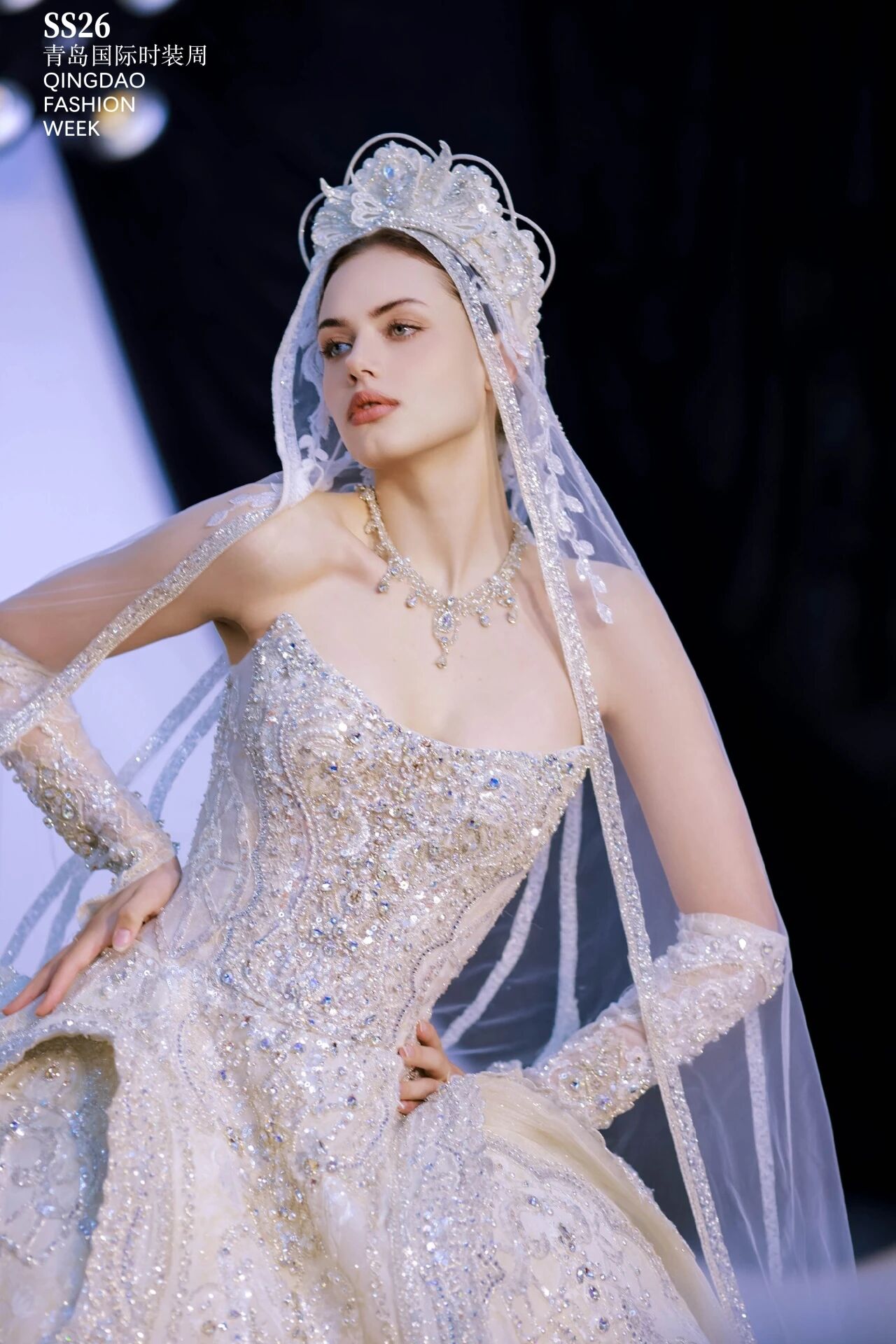 潮涌浮山灣畔 時(shí)尚綺夢啟航--2025中國（青島）國際時(shí)裝周盛大啟幕！