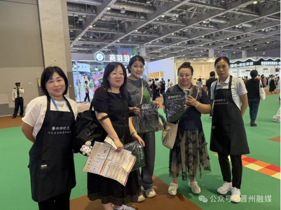 日前，在剛剛落幕的上海2025中國(guó)（晉州）紡織服裝科技發(fā)展論壇暨紡織服裝博覽會(huì)上，&ldquo;晉州紡織工&rdquo;憑借6.3萬紡織工、72家規(guī)上企業(yè)、 82項(xiàng)專利的硬核實(shí)力C位出圈，省級(jí)勞務(wù)品牌再升級(jí)。展會(huì)期間，通過發(fā)放宣傳海報(bào)及派發(fā)晉州本地生產(chǎn)的圍裙，加大宣傳效應(yīng)，眾多展商及觀眾駐足詢問，&ldquo;晉州紡織工&rdquo;已經(jīng)成為晉州的一張靚麗名片，顯著提升了晉州紡織服裝產(chǎn)業(yè)品牌競(jìng)爭(zhēng)力。下一步，晉州市還將通過舉辦技能培訓(xùn)活動(dòng)、加強(qiáng)品牌宣傳等渠道，讓&ldquo;晉州紡織工&rdquo;從省級(jí)勞務(wù)品牌邁向全國(guó)行業(yè)金名片，為全市經(jīng)濟(jì)高質(zhì)量發(fā)展織就更廣闊的錦繡天地！&nbsp; &nbsp; &nbsp; &nbsp;&nbsp;來源|石家莊市紡織行業(yè)協(xié)會(huì)