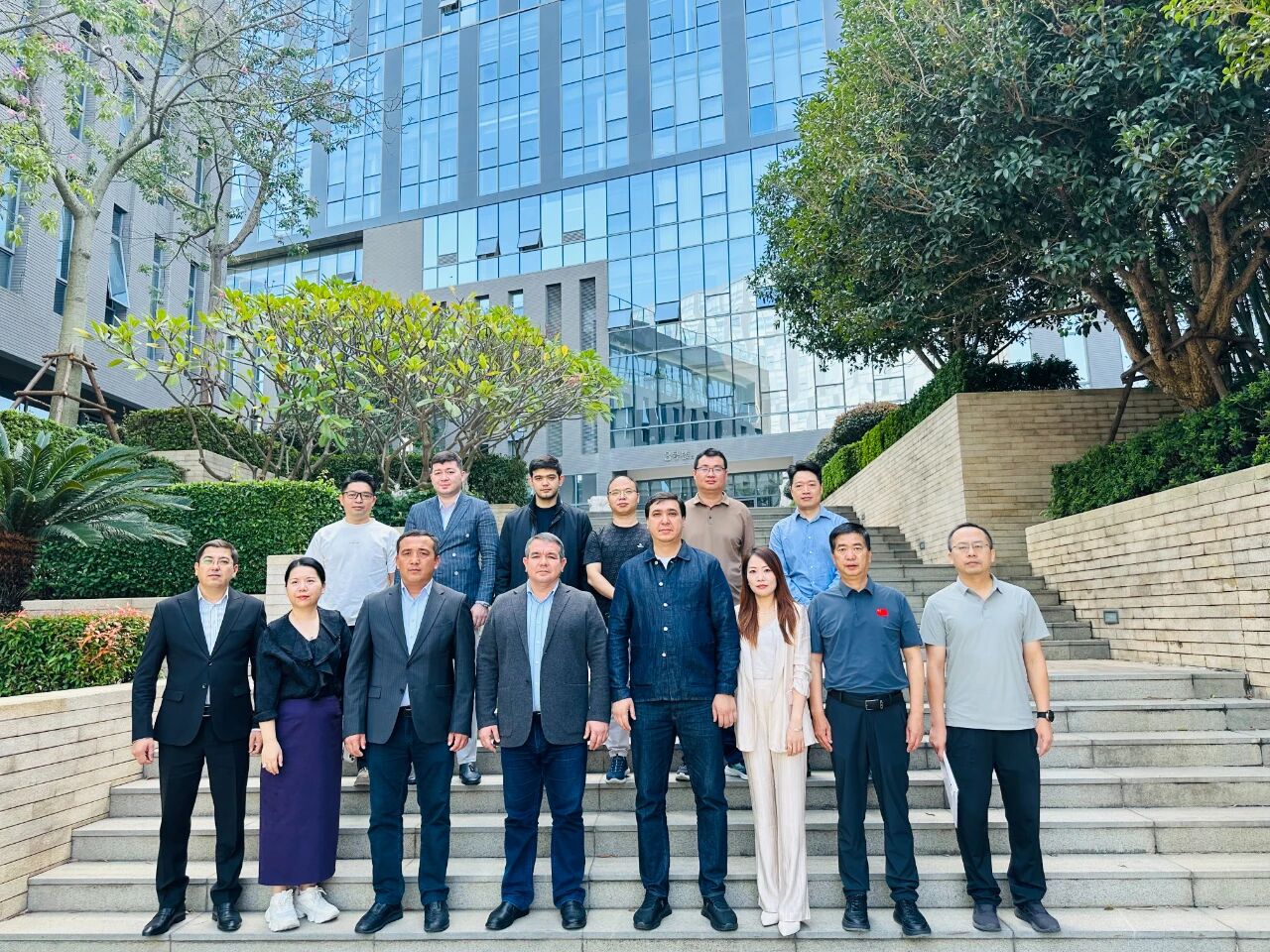 11月1日，烏茲別克斯坦投資、工業(yè)與貿(mào)易部駐華代表處副主任、駐華大使館參贊別克佐德-米爾佐&middot;尼格馬特賈諾夫，烏茲別克斯坦工商會錫爾河州分會主任阿齊茲&middot;曼蘇羅夫，錫爾河州投資、工業(yè)與貿(mào)易局局長馬赫蘇姆&middot;薩利耶夫等一行人專程到訪我會，并參觀廈門時尚消費品（紡織服裝）產(chǎn)業(yè)園&middot;航空園。商會副會長、福建世聯(lián)達公司董事長王世傳，秘書長李以希接待烏方代表團并開展座談交流。 座談中，雙方就廈門與錫爾河州紡織服裝產(chǎn)業(yè)的發(fā)展現(xiàn)狀及趨勢展開深入交流。福建世聯(lián)達、廈門納仕達、當盛新材料、求特新材料、駿利德集團等企業(yè)代表圍繞產(chǎn)業(yè)鏈深度協(xié)作、政策配套支持、當?shù)厝斯こ杀炯瓣P(guān)稅政策等核心議題展開精準對接。烏方代表團誠摯邀請商會組織廈門企業(yè)赴烏茲別克斯坦實地考察，深入了解專項政策，為后續(xù)商貿(mào)合作夯實基礎(chǔ)。 此次互動不僅深化了廈門與錫爾河州在紡織服裝領(lǐng)域的雙向認知，更挖掘出多元合作潛能。雙方將以此次座談為契機，保持常態(tài)化溝通對接，推動廈門企業(yè)&ldquo;走出去&rdquo;，探索產(chǎn)業(yè)合作新模式，助力產(chǎn)業(yè)鏈上下游資源高效整合，共拓中烏產(chǎn)業(yè)發(fā)展新篇章。
