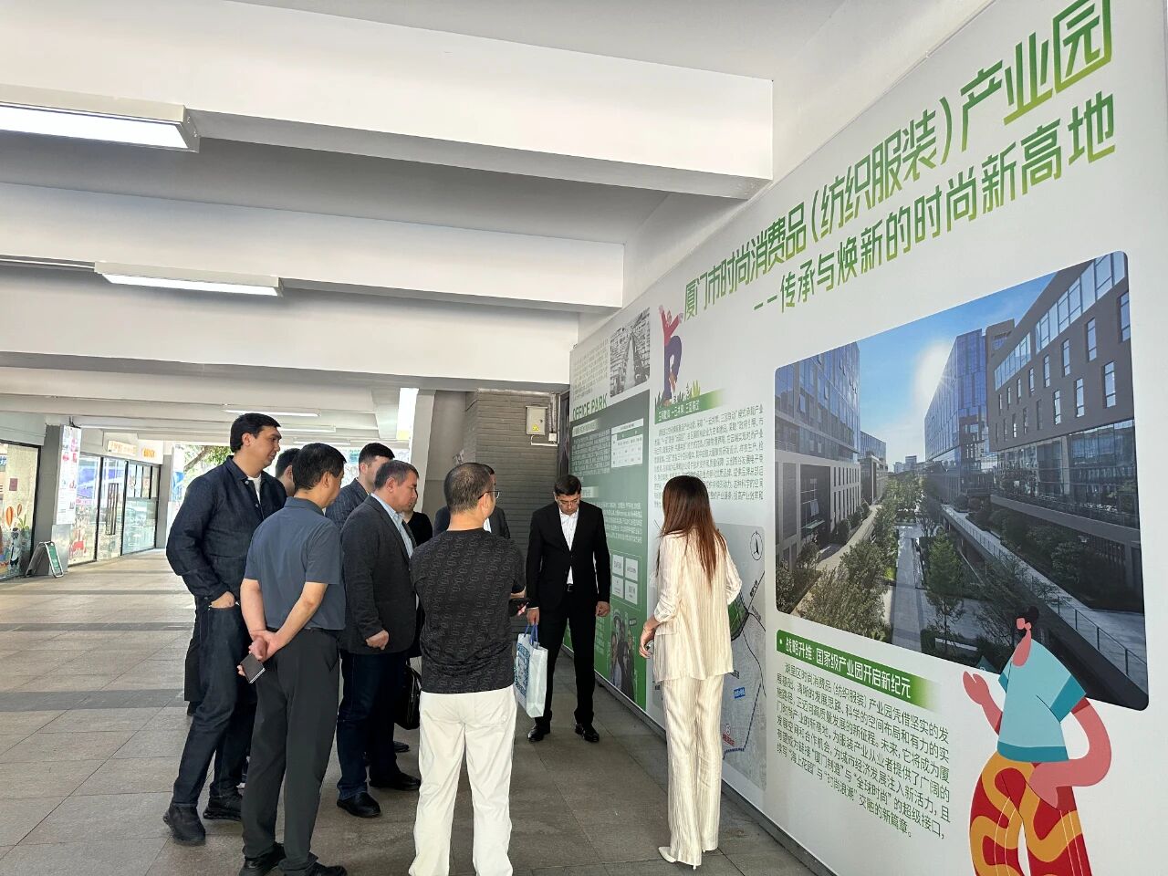 11月1日，烏茲別克斯坦投資、工業(yè)與貿(mào)易部駐華代表處副主任、駐華大使館參贊別克佐德-米爾佐&middot;尼格馬特賈諾夫，烏茲別克斯坦工商會錫爾河州分會主任阿齊茲&middot;曼蘇羅夫，錫爾河州投資、工業(yè)與貿(mào)易局局長馬赫蘇姆&middot;薩利耶夫等一行人專程到訪我會，并參觀廈門時尚消費品（紡織服裝）產(chǎn)業(yè)園&middot;航空園。商會副會長、福建世聯(lián)達公司董事長王世傳，秘書長李以希接待烏方代表團并開展座談交流。 座談中，雙方就廈門與錫爾河州紡織服裝產(chǎn)業(yè)的發(fā)展現(xiàn)狀及趨勢展開深入交流。福建世聯(lián)達、廈門納仕達、當盛新材料、求特新材料、駿利德集團等企業(yè)代表圍繞產(chǎn)業(yè)鏈深度協(xié)作、政策配套支持、當?shù)厝斯こ杀炯瓣P(guān)稅政策等核心議題展開精準對接。烏方代表團誠摯邀請商會組織廈門企業(yè)赴烏茲別克斯坦實地考察，深入了解專項政策，為后續(xù)商貿(mào)合作夯實基礎(chǔ)。 此次互動不僅深化了廈門與錫爾河州在紡織服裝領(lǐng)域的雙向認知，更挖掘出多元合作潛能。雙方將以此次座談為契機，保持常態(tài)化溝通對接，推動廈門企業(yè)&ldquo;走出去&rdquo;，探索產(chǎn)業(yè)合作新模式，助力產(chǎn)業(yè)鏈上下游資源高效整合，共拓中烏產(chǎn)業(yè)發(fā)展新篇章。