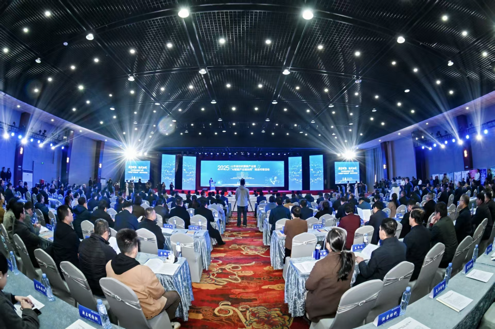 11月4日，山東省紡織服裝產(chǎn)業(yè)鏈&ldquo;AI賦能產(chǎn)業(yè)鏈協(xié)同&rdquo;推進對接活動在夏津隆重舉行。活動緊扣黨的二十屆四中全會&ldquo;建設現(xiàn)代化產(chǎn)業(yè)體系，鞏固壯大實體經(jīng)濟根基&rdquo;戰(zhàn)略部署，以&ldquo;AI+金融&rdquo;雙輪驅動為核心路徑，匯聚政企銀校各界力量，共商紡織服裝產(chǎn)業(yè)智能化、協(xié)同化升級大計，為培育產(chǎn)業(yè)新質生產(chǎn)力注入強勁動能。  緊扣國家戰(zhàn)略，  凝聚產(chǎn)業(yè)升級共識  活動開篇，多位領導嘉賓立足國家戰(zhàn)略、行業(yè)發(fā)展與地方實踐，為山東紡織服裝產(chǎn)業(yè)轉型把脈定向，凝聚發(fā)展共識。 山東省政協(xié)副主席、黨組副書記、省紡織服裝產(chǎn)業(yè)鏈鏈長林峰海在致辭中表示，山東是全國重要工業(yè)基地，紡織服裝產(chǎn)業(yè)作為中國紡織服裝產(chǎn)業(yè)核心組成與北方新質生產(chǎn)力重要引擎，在穩(wěn)增長、促消費、惠民生及培育新質生產(chǎn)力方面作用顯著。山東通過產(chǎn)業(yè)鏈&ldquo;鏈長制&rdquo;推進產(chǎn)業(yè)優(yōu)化升級，今年前三季度全省紡織業(yè)、服裝服飾業(yè)工業(yè)增加值同比分別增長4.1%、1.1%，分別高于全國同行業(yè)0.95個、3.5個百分點。德州是我國重要紡織服裝產(chǎn)業(yè)大市，在新型紡織、家紡等領域競爭優(yōu)勢突出。德州高度重視紡織產(chǎn)業(yè)發(fā)展，將輕紡紡織列為全市11條標志性產(chǎn)業(yè)鏈，為全省紡織產(chǎn)業(yè)高質量發(fā)展助力；其中夏津作為全國紗線基地，正通過創(chuàng)新性實施&ldquo;行業(yè)機構+國資平臺+市場主體&rdquo;三方共建模式推動產(chǎn)業(yè)發(fā)展。中國紡織工業(yè)聯(lián)合會副會長閻巖指出，當前&ldquo;十五五&rdquo;時期，紡織服裝業(yè)處于轉型升級關鍵階段，黨的二十屆四中全會為產(chǎn)業(yè)發(fā)展指明方向，行業(yè)需聚焦深耕內(nèi)需市場、優(yōu)化外貿(mào)布局、推進產(chǎn)業(yè)升級三大重點，開創(chuàng)高質量發(fā)展新局面。她提到，產(chǎn)業(yè)集群化是我國紡織行業(yè)核心優(yōu)勢，全國200余個紡織服裝產(chǎn)業(yè)地區(qū)正加速轉型，而德州夏津作為以紡織為支柱產(chǎn)業(yè)的縣部代表，其探索的共建模式和資源整合方式，為縣域紡織產(chǎn)業(yè)轉型升級提供寶貴經(jīng)驗。她希望山東德州夏津紡織產(chǎn)業(yè)把握戰(zhàn)略機遇，精準定位、主動作為，以新型紡紗產(chǎn)業(yè)大腦為支撐，推動人工智能與紡織融合，形成全產(chǎn)業(yè)鏈高效協(xié)同發(fā)展新局面，在產(chǎn)業(yè)高質量發(fā)展道路上奮勇前行。 德州市政協(xié)主席卜祥聯(lián)在致辭中指出，人口590萬，2024年GDP突破4000億元，是全國百強市及山東省唯一達到經(jīng)濟系統(tǒng)規(guī)劃的城市。德州始終將紡織服裝產(chǎn)業(yè)作為重點培育領域，2024年產(chǎn)業(yè)規(guī)模超240億元，擁有200余家規(guī)上企業(yè)、華源生態(tài)等龍頭企業(yè)，形成兩大省級特色產(chǎn)品，還共建現(xiàn)代紡織產(chǎn)業(yè)園、紡織產(chǎn)業(yè)互聯(lián)網(wǎng)平臺，并成立產(chǎn)業(yè)學院培養(yǎng)專業(yè)人才。推動紡織服裝產(chǎn)業(yè)鏈升級，需借助AI賦能生產(chǎn)全流程，突破專用算法與裝備瓶頸，同時依托金融數(shù)據(jù)智能分析匹配企業(yè)需求，落實&ldquo;鏈長制&rdquo;補鏈延鏈強鏈，助力行業(yè)從&ldquo;被動接單&rdquo;向&ldquo;需求創(chuàng)造&rdquo;轉型，培育新質生產(chǎn)力。  破解產(chǎn)業(yè)痛點，  構建協(xié)同新生態(tài)  活動通過兩大簽約儀式與一項啟動儀式，落地一批標志性合作成果，為紡織服裝產(chǎn)業(yè)高質量發(fā)展筑牢根基。為破解紡織產(chǎn)業(yè)&ldquo;信息孤島、要素配置效率低、市場議價權低&rdquo;等痛點，夏津縣財金投資發(fā)展集團有限公司聯(lián)合廣東紗纖億信息科技股份有限公司、中國紡織建設規(guī)劃院，攜手夏津仁和紡織科技有限公司、山東鴻泰鼎新材料科技有限公司等7家本地骨干企業(yè)，簽訂&ldquo;山東新型紡織（紗纖）產(chǎn)業(yè)大腦上線項目&rdquo;協(xié)議。該項目將整合山東紡織企業(yè)數(shù)據(jù)資源，構建紡織服裝產(chǎn)業(yè)智慧供應鏈服務體系，打造&ldquo;山東紡織服裝產(chǎn)業(yè)大腦&rdquo;，預計可實現(xiàn)企業(yè)降本增效、資源優(yōu)化配置的雙重目標。圍繞黨的二十屆四中全會&ldquo;金融服務實體經(jīng)濟&rdquo;的根本宗旨，工商銀行德州分行、建設銀行德州分行、德州銀行等6家金融機構，分別與德州華源生態(tài)科技有限公司、夏津至謙紡織科技有限公司等6家紡織企業(yè)簽訂金融支持合作協(xié)議。此次簽約聚焦技術研發(fā)資金保障、市場拓展資本助力，推動金融與輕工紡織產(chǎn)業(yè)深度融合，為傳統(tǒng)產(chǎn)業(yè)升級與創(chuàng)新項目落地搭建資金橋梁。林峰海、閻巖、張慶輝、卜祥聯(lián)、王曉、陳海明、管曉艷、沙淑紅、劉如偉、趙之達等領導共同啟動&ldquo;山東新型紡織（紗纖）產(chǎn)業(yè)大腦暨年產(chǎn)5萬噸鴻泰鼎萊賽爾二期投產(chǎn)項目&rdquo;。其中，&ldquo;山東新型紡織（紗纖）產(chǎn)業(yè)大腦&rdquo;已納入山東省工信廳建設試點，將按照&ldquo;四個一&rdquo;（一個算力調(diào)度平臺、一個數(shù)據(jù)匯聚平臺、一個算法開發(fā)平臺、一個服務開放平臺）總體構架，完善&ldquo;四集&rdquo;（招、集采、集銷、集貸）應用場景，打造全國紡織數(shù)字交易集聚地；鴻泰鼎萊賽爾二期項目投產(chǎn)后，企業(yè)總產(chǎn)能將躍居全國第二，單線產(chǎn)能全國第一，助力夏津打造&ldquo;中國綠色紡織新材料產(chǎn)業(yè)基地&rdquo;。據(jù)悉，鴻泰鼎主營的萊賽爾纖維廣泛應用于服裝、家紡等領域，其與青島百草股份聯(lián)合開發(fā)的&ldquo;生物功能性萊賽爾纖維&rdquo;已獲&ldquo;省長杯&rdquo;銅獎，并應用于愛慕內(nèi)衣等知名品牌。  經(jīng)驗互鑒，  探索升級新路徑  與會專家、地市代表與企業(yè)家圍繞&ldquo;AI賦能&rdquo;&ldquo;集群發(fā)展&rdquo;&ldquo;數(shù)字化轉型&rdquo;等核心議題，開展深度交流，為產(chǎn)業(yè)升級提供多元思路。中國紡織建設規(guī)劃院院長張慶輝以《AI賦能、生態(tài)共建-開啟夏津紡織服裝高質量發(fā)展新篇章》為題作專題講座，系統(tǒng)解析AI技術在紡織產(chǎn)業(yè)生產(chǎn)、供應鏈、市場端的應用路徑，提出生態(tài)共建的產(chǎn)業(yè)升級模式。他強調(diào)，擁抱AI是產(chǎn)業(yè)轉型的必答題。目前行業(yè)AI應用呈現(xiàn)&ldquo;消費端強、生產(chǎn)端弱&rdquo;的特點，Zara、亞馬遜及國內(nèi)電商平臺已在設計、選品等消費端廣泛應用AI，但生產(chǎn)與供應鏈端仍處于起步階段，山東可借鑒浙江、江蘇、福建等省份的先進經(jīng)驗。他提到，從2023年底開始，中國紡織建設規(guī)劃院與夏津達成深度戰(zhàn)略合作，以夏津現(xiàn)代產(chǎn)業(yè)園建設為核心，圍繞夏津構建現(xiàn)代紡織產(chǎn)業(yè)體系這一目標，確立了數(shù)字化、智能化、時尚化的發(fā)展路徑。為了確保戰(zhàn)略規(guī)劃的落地實施，在構建政產(chǎn)學研用平臺的同時，引入紗纖億工業(yè)互聯(lián)網(wǎng)平臺，與夏津縣三方共建，投資建立了紗纖億（山東）工業(yè)互聯(lián)網(wǎng)平臺，在深挖夏津紗線價值的基礎上，打通產(chǎn)業(yè)上下游，推進產(chǎn)業(yè)鏈生態(tài)協(xié)同，助力夏津紡織產(chǎn)業(yè)高質量發(fā)展。德州市副市長、市輕工紡織產(chǎn)業(yè)鏈鏈長陳海明在推介德州市紡織服裝產(chǎn)業(yè)時表示，德州近年借先進制造業(yè)強市、數(shù)字強市戰(zhàn)略，推動紡織產(chǎn)業(yè)研發(fā)創(chuàng)新與設備更新，今年1-8月規(guī)上企業(yè)銷售收入132億元，紗線產(chǎn)能600萬噸（占全省1%），是全國最大差別化紡線生產(chǎn)基地，擁有多項產(chǎn)業(yè)榮譽，形成全產(chǎn)業(yè)鏈。德州通過三舉措推動產(chǎn)業(yè)發(fā)展：一是技改賦能，近三年實施36個技改項目，關鍵設備更新率超70%，夏津縣等獲多項數(shù)字化榮譽，華源生態(tài)改造后生產(chǎn)效率提升三成；二是科技創(chuàng)新，深化校企合作，制定12項標準，培育隱形冠軍企業(yè)；三是開放合作，舉辦峰會、組團出海，今年前3季度紡織服裝出口47.3億元，同比增46.1%。&ldquo;十五五&rdquo;期間，德州將以產(chǎn)業(yè)集聚為導向，打造兩大核心產(chǎn)業(yè)集群，加大科技投入，優(yōu)化產(chǎn)業(yè)生態(tài)，期待與企業(yè)家深化合作，推動產(chǎn)業(yè)高質量發(fā)展。夏津縣委副書記、縣長趙之達以《激活鏈式協(xié)同新動能帶動紡織集群新躍升》為主題，介紹了夏津培育紡織產(chǎn)業(yè)集群的實踐經(jīng)驗。他表示，夏邑紡織服裝產(chǎn)業(yè)規(guī)模突出，有246家企業(yè)、300萬錠紡紗規(guī)模（占山東1/10），獲多項產(chǎn)業(yè)榮譽。近年通過四舉措推動產(chǎn)業(yè)升級：一是建協(xié)同生態(tài)，聯(lián)多方共建產(chǎn)業(yè)園、政產(chǎn)學研用平臺；二是打造產(chǎn)業(yè)大腦，建紡織產(chǎn)業(yè)平臺，聯(lián)動多地資源；三是深化升級，開展企業(yè)改造，探索綠色低碳發(fā)展；四是創(chuàng)新產(chǎn)品供給，以市場為導向實現(xiàn)柔性生產(chǎn)。未來，夏邑將按&ldquo;一園區(qū)一平臺兩基地&rdquo;戰(zhàn)略，構建500億級產(chǎn)業(yè)集群，為先進制造業(yè)強省建設發(fā)力。威海市工業(yè)和信息化局副局長劉海燕圍繞&ldquo;工裝小切口推動紡織服裝產(chǎn)業(yè)大轉型&rdquo;，系統(tǒng)介紹了威海市以工裝領域為突破點、帶動產(chǎn)業(yè)整體升級的創(chuàng)新探索。作為紡織服裝產(chǎn)業(yè)的重要細分領域，工裝憑借應用場景明確、需求相對穩(wěn)定、產(chǎn)業(yè)鏈帶動性強的特點，成為威海撬動產(chǎn)業(yè)轉型的關鍵抓手。在市級層面推進工裝領域品質提升過程中，威海市聚焦協(xié)同、創(chuàng)新、綠色三大核心，重點從三方面發(fā)力：進一步搭建多元化產(chǎn)業(yè)服務平臺、優(yōu)化產(chǎn)業(yè)發(fā)展生態(tài)；出臺專項扶持政策，推動AI、大數(shù)據(jù)等數(shù)字技術在工裝產(chǎn)業(yè)的普及應用；加快區(qū)域工裝品牌整合與培育，探索工裝與職業(yè)健康、智能穿戴等領域融合發(fā)展的新模式，以工裝產(chǎn)業(yè)的高質量發(fā)展，為威海市紡織服裝產(chǎn)業(yè)轉型升級注入持久動力。此外，青島市即墨區(qū)工業(yè)和信息化局、棗莊市紡織服裝協(xié)會、濰坊昌邑市工業(yè)和信息化局的相關負責人分別推介了本地針織集群、童裝集群、中國針織服裝集群及紡織產(chǎn)業(yè)集群的創(chuàng)新探索實踐，展現(xiàn)了山東紡織產(chǎn)業(yè)&ldquo;各有特色、協(xié)同發(fā)展&rdquo;的集群格局。  樣板引路，  強化支撐保障  在企業(yè)經(jīng)驗分享環(huán)節(jié)，多家優(yōu)秀企業(yè)和金融機構分享了數(shù)字化轉型實戰(zhàn)經(jīng)驗及專屬服務方案，既為行業(yè)提供可復制的&ldquo;轉型樣板&rdquo;，也為產(chǎn)業(yè)升級注入精準金融&ldquo;活水&rdquo;。迪尚集團供應鏈管理中心總經(jīng)理吳利平以《夯實數(shù)字基座智領工裝未來》為題，分享了企業(yè)數(shù)字化轉型經(jīng)驗。她表示，面對數(shù)字化浪潮，迪尚集團從服裝制造向科技賦能轉型，用科技重塑工裝、為勞動者賦能，踐行傳統(tǒng)行業(yè)新質生產(chǎn)力。集團搭建了PLM、MES、ERP等全流程系統(tǒng)，投資超1億元打造數(shù)字孿生平臺，以數(shù)據(jù)支撐AI應用。AI可精準預測市場、提升設計研發(fā)效率，生產(chǎn)端視覺檢測準確率達99.5%，凱云工廠改造后效率提升10%-15%。今年迪尚集團啟動相關項目，參與成立開源創(chuàng)新平臺，未來將推動外貿(mào)標準轉化，開放資源攜手會員企業(yè)提升全球競爭力。紗纖億信息科技（山東）有限公司總經(jīng)理井曉妮圍繞《產(chǎn)業(yè)數(shù)字化政策建設紡織現(xiàn)代化體系》主題，系統(tǒng)介紹了公司以產(chǎn)業(yè)互聯(lián)網(wǎng)平臺為載體、推動紡織服裝產(chǎn)業(yè)數(shù)字化轉型的實踐路徑與成果。紗纖億信息科技（山東）有限公司以紡織服裝全產(chǎn)業(yè)鏈協(xié)同發(fā)展戰(zhàn)略為核心，共建山東新型紡織（紗纖）產(chǎn)業(yè)大腦。平臺上線近一年，交易額達3.3億元，服務企業(yè)100余家，為企業(yè)降本200元/噸、縮短庫存周期10天，還拓展了國際市場。公司借AI、大數(shù)據(jù)優(yōu)化生產(chǎn)，提供信用評級、人才庫服務。未來將按規(guī)劃推進項目，攜手伙伴助力紡織產(chǎn)業(yè)高質量發(fā)展。德州華源生態(tài)科技有限公司信息主管李德凱在作企業(yè)新產(chǎn)品時，介紹了公司數(shù)字化改造具體做法和產(chǎn)品定價采用差異化策略。公司涉及新風相關業(yè)務，并有業(yè)務場景落地于機場；企業(yè)關注產(chǎn)業(yè)生產(chǎn)環(huán)節(jié)，會將相關數(shù)據(jù)送至數(shù)據(jù)中心，同時關注生產(chǎn)中系統(tǒng)配置問題，如6級系統(tǒng)搭配1600配置即可滿足需求。會上，中國民生銀行濟南分行、工商銀行德州分行、建設銀行德州分行等8家金融機構與單位，分別推介紡織服裝產(chǎn)業(yè)鏈特色金融產(chǎn)品，為本地紡織服裝企業(yè)構建起覆蓋融資、擔保、出口、風險保障的全方位金融支持體系。此次推進對接活動的成功舉辦，不僅搭建了政企銀校協(xié)同合作的高端平臺，更落地了一批破解產(chǎn)業(yè)痛點、激活發(fā)展動能的關鍵項目。未來，山東紡織服裝產(chǎn)業(yè)將以此次活動為契機，持續(xù)深化&ldquo;AI+金融&rdquo;雙輪驅動，強化產(chǎn)業(yè)鏈協(xié)同，加快數(shù)智化、綠色化、品牌化轉型；夏津縣將繼續(xù)優(yōu)化&ldquo;政府創(chuàng)造環(huán)境、企業(yè)創(chuàng)造財富&rdquo;的營商環(huán)境，誠摯邀請各界企業(yè)家投資興業(yè)，共同推動山東紡織服裝產(chǎn)業(yè)在建設現(xiàn)代化產(chǎn)業(yè)體系中貢獻更大力量。