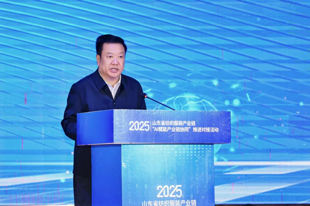 11月4日，山東省紡織服裝產(chǎn)業(yè)鏈&ldquo;AI賦能產(chǎn)業(yè)鏈協(xié)同&rdquo;推進對接活動在夏津隆重舉行?；顒泳o扣黨的二十屆四中全會&ldquo;建設現(xiàn)代化產(chǎn)業(yè)體系，鞏固壯大實體經(jīng)濟根基&rdquo;戰(zhàn)略部署，以&ldquo;AI+金融&rdquo;雙輪驅動為核心路徑，匯聚政企銀校各界力量，共商紡織服裝產(chǎn)業(yè)智能化、協(xié)同化升級大計，為培育產(chǎn)業(yè)新質生產(chǎn)力注入強勁動能。  緊扣國家戰(zhàn)略，  凝聚產(chǎn)業(yè)升級共識  活動開篇，多位領導嘉賓立足國家戰(zhàn)略、行業(yè)發(fā)展與地方實踐，為山東紡織服裝產(chǎn)業(yè)轉型把脈定向，凝聚發(fā)展共識。 山東省政協(xié)副主席、黨組副書記、省紡織服裝產(chǎn)業(yè)鏈鏈長林峰海在致辭中表示，山東是全國重要工業(yè)基地，紡織服裝產(chǎn)業(yè)作為中國紡織服裝產(chǎn)業(yè)核心組成與北方新質生產(chǎn)力重要引擎，在穩(wěn)增長、促消費、惠民生及培育新質生產(chǎn)力方面作用顯著。山東通過產(chǎn)業(yè)鏈&ldquo;鏈長制&rdquo;推進產(chǎn)業(yè)優(yōu)化升級，今年前三季度全省紡織業(yè)、服裝服飾業(yè)工業(yè)增加值同比分別增長4.1%、1.1%，分別高于全國同行業(yè)0.95個、3.5個百分點。德州是我國重要紡織服裝產(chǎn)業(yè)大市，在新型紡織、家紡等領域競爭優(yōu)勢突出。德州高度重視紡織產(chǎn)業(yè)發(fā)展，將輕紡紡織列為全市11條標志性產(chǎn)業(yè)鏈，為全省紡織產(chǎn)業(yè)高質量發(fā)展助力；其中夏津作為全國紗線基地，正通過創(chuàng)新性實施&ldquo;行業(yè)機構+國資平臺+市場主體&rdquo;三方共建模式推動產(chǎn)業(yè)發(fā)展。中國紡織工業(yè)聯(lián)合會副會長閻巖指出，當前&ldquo;十五五&rdquo;時期，紡織服裝業(yè)處于轉型升級關鍵階段，黨的二十屆四中全會為產(chǎn)業(yè)發(fā)展指明方向，行業(yè)需聚焦深耕內(nèi)需市場、優(yōu)化外貿(mào)布局、推進產(chǎn)業(yè)升級三大重點，開創(chuàng)高質量發(fā)展新局面。她提到，產(chǎn)業(yè)集群化是我國紡織行業(yè)核心優(yōu)勢，全國200余個紡織服裝產(chǎn)業(yè)地區(qū)正加速轉型，而德州夏津作為以紡織為支柱產(chǎn)業(yè)的縣部代表，其探索的共建模式和資源整合方式，為縣域紡織產(chǎn)業(yè)轉型升級提供寶貴經(jīng)驗。她希望山東德州夏津紡織產(chǎn)業(yè)把握戰(zhàn)略機遇，精準定位、主動作為，以新型紡紗產(chǎn)業(yè)大腦為支撐，推動人工智能與紡織融合，形成全產(chǎn)業(yè)鏈高效協(xié)同發(fā)展新局面，在產(chǎn)業(yè)高質量發(fā)展道路上奮勇前行。 德州市政協(xié)主席卜祥聯(lián)在致辭中指出，人口590萬，2024年GDP突破4000億元，是全國百強市及山東省唯一達到經(jīng)濟系統(tǒng)規(guī)劃的城市。德州始終將紡織服裝產(chǎn)業(yè)作為重點培育領域，2024年產(chǎn)業(yè)規(guī)模超240億元，擁有200余家規(guī)上企業(yè)、華源生態(tài)等龍頭企業(yè)，形成兩大省級特色產(chǎn)品，還共建現(xiàn)代紡織產(chǎn)業(yè)園、紡織產(chǎn)業(yè)互聯(lián)網(wǎng)平臺，并成立產(chǎn)業(yè)學院培養(yǎng)專業(yè)人才。推動紡織服裝產(chǎn)業(yè)鏈升級，需借助AI賦能生產(chǎn)全流程，突破專用算法與裝備瓶頸，同時依托金融數(shù)據(jù)智能分析匹配企業(yè)需求，落實&ldquo;鏈長制&rdquo;補鏈延鏈強鏈，助力行業(yè)從&ldquo;被動接單&rdquo;向&ldquo;需求創(chuàng)造&rdquo;轉型，培育新質生產(chǎn)力。  破解產(chǎn)業(yè)痛點，  構建協(xié)同新生態(tài)  活動通過兩大簽約儀式與一項啟動儀式，落地一批標志性合作成果，為紡織服裝產(chǎn)業(yè)高質量發(fā)展筑牢根基。為破解紡織產(chǎn)業(yè)&ldquo;信息孤島、要素配置效率低、市場議價權低&rdquo;等痛點，夏津縣財金投資發(fā)展集團有限公司聯(lián)合廣東紗纖億信息科技股份有限公司、中國紡織建設規(guī)劃院，攜手夏津仁和紡織科技有限公司、山東鴻泰鼎新材料科技有限公司等7家本地骨干企業(yè)，簽訂&ldquo;山東新型紡織（紗纖）產(chǎn)業(yè)大腦上線項目&rdquo;協(xié)議。該項目將整合山東紡織企業(yè)數(shù)據(jù)資源，構建紡織服裝產(chǎn)業(yè)智慧供應鏈服務體系，打造&ldquo;山東紡織服裝產(chǎn)業(yè)大腦&rdquo;，預計可實現(xiàn)企業(yè)降本增效、資源優(yōu)化配置的雙重目標。圍繞黨的二十屆四中全會&ldquo;金融服務實體經(jīng)濟&rdquo;的根本宗旨，工商銀行德州分行、建設銀行德州分行、德州銀行等6家金融機構，分別與德州華源生態(tài)科技有限公司、夏津至謙紡織科技有限公司等6家紡織企業(yè)簽訂金融支持合作協(xié)議。此次簽約聚焦技術研發(fā)資金保障、市場拓展資本助力，推動金融與輕工紡織產(chǎn)業(yè)深度融合，為傳統(tǒng)產(chǎn)業(yè)升級與創(chuàng)新項目落地搭建資金橋梁。林峰海、閻巖、張慶輝、卜祥聯(lián)、王曉、陳海明、管曉艷、沙淑紅、劉如偉、趙之達等領導共同啟動&ldquo;山東新型紡織（紗纖）產(chǎn)業(yè)大腦暨年產(chǎn)5萬噸鴻泰鼎萊賽爾二期投產(chǎn)項目&rdquo;。其中，&ldquo;山東新型紡織（紗纖）產(chǎn)業(yè)大腦&rdquo;已納入山東省工信廳建設試點，將按照&ldquo;四個一&rdquo;（一個算力調(diào)度平臺、一個數(shù)據(jù)匯聚平臺、一個算法開發(fā)平臺、一個服務開放平臺）總體構架，完善&ldquo;四集&rdquo;（招、集采、集銷、集貸）應用場景，打造全國紡織數(shù)字交易集聚地；鴻泰鼎萊賽爾二期項目投產(chǎn)后，企業(yè)總產(chǎn)能將躍居全國第二，單線產(chǎn)能全國第一，助力夏津打造&ldquo;中國綠色紡織新材料產(chǎn)業(yè)基地&rdquo;。據(jù)悉，鴻泰鼎主營的萊賽爾纖維廣泛應用于服裝、家紡等領域，其與青島百草股份聯(lián)合開發(fā)的&ldquo;生物功能性萊賽爾纖維&rdquo;已獲&ldquo;省長杯&rdquo;銅獎，并應用于愛慕內(nèi)衣等知名品牌。  經(jīng)驗互鑒，  探索升級新路徑  與會專家、地市代表與企業(yè)家圍繞&ldquo;AI賦能&rdquo;&ldquo;集群發(fā)展&rdquo;&ldquo;數(shù)字化轉型&rdquo;等核心議題，開展深度交流，為產(chǎn)業(yè)升級提供多元思路。中國紡織建設規(guī)劃院院長張慶輝以《AI賦能、生態(tài)共建-開啟夏津紡織服裝高質量發(fā)展新篇章》為題作專題講座，系統(tǒng)解析AI技術在紡織產(chǎn)業(yè)生產(chǎn)、供應鏈、市場端的應用路徑，提出生態(tài)共建的產(chǎn)業(yè)升級模式。他強調(diào)，擁抱AI是產(chǎn)業(yè)轉型的必答題。目前行業(yè)AI應用呈現(xiàn)&ldquo;消費端強、生產(chǎn)端弱&rdquo;的特點，Zara、亞馬遜及國內(nèi)電商平臺已在設計、選品等消費端廣泛應用AI，但生產(chǎn)與供應鏈端仍處于起步階段，山東可借鑒浙江、江蘇、福建等省份的先進經(jīng)驗。他提到，從2023年底開始，中國紡織建設規(guī)劃院與夏津達成深度戰(zhàn)略合作，以夏津現(xiàn)代產(chǎn)業(yè)園建設為核心，圍繞夏津構建現(xiàn)代紡織產(chǎn)業(yè)體系這一目標，確立了數(shù)字化、智能化、時尚化的發(fā)展路徑。為了確保戰(zhàn)略規(guī)劃的落地實施，在構建政產(chǎn)學研用平臺的同時，引入紗纖億工業(yè)互聯(lián)網(wǎng)平臺，與夏津縣三方共建，投資建立了紗纖億（山東）工業(yè)互聯(lián)網(wǎng)平臺，在深挖夏津紗線價值的基礎上，打通產(chǎn)業(yè)上下游，推進產(chǎn)業(yè)鏈生態(tài)協(xié)同，助力夏津紡織產(chǎn)業(yè)高質量發(fā)展。德州市副市長、市輕工紡織產(chǎn)業(yè)鏈鏈長陳海明在推介德州市紡織服裝產(chǎn)業(yè)時表示，德州近年借先進制造業(yè)強市、數(shù)字強市戰(zhàn)略，推動紡織產(chǎn)業(yè)研發(fā)創(chuàng)新與設備更新，今年1-8月規(guī)上企業(yè)銷售收入132億元，紗線產(chǎn)能600萬噸（占全省1%），是全國最大差別化紡線生產(chǎn)基地，擁有多項產(chǎn)業(yè)榮譽，形成全產(chǎn)業(yè)鏈。德州通過三舉措推動產(chǎn)業(yè)發(fā)展：一是技改賦能，近三年實施36個技改項目，關鍵設備更新率超70%，夏津縣等獲多項數(shù)字化榮譽，華源生態(tài)改造后生產(chǎn)效率提升三成；二是科技創(chuàng)新，深化校企合作，制定12項標準，培育隱形冠軍企業(yè)；三是開放合作，舉辦峰會、組團出海，今年前3季度紡織服裝出口47.3億元，同比增46.1%。&ldquo;十五五&rdquo;期間，德州將以產(chǎn)業(yè)集聚為導向，打造兩大核心產(chǎn)業(yè)集群，加大科技投入，優(yōu)化產(chǎn)業(yè)生態(tài)，期待與企業(yè)家深化合作，推動產(chǎn)業(yè)高質量發(fā)展。夏津縣委副書記、縣長趙之達以《激活鏈式協(xié)同新動能帶動紡織集群新躍升》為主題，介紹了夏津培育紡織產(chǎn)業(yè)集群的實踐經(jīng)驗。他表示，夏邑紡織服裝產(chǎn)業(yè)規(guī)模突出，有246家企業(yè)、300萬錠紡紗規(guī)模（占山東1/10），獲多項產(chǎn)業(yè)榮譽。近年通過四舉措推動產(chǎn)業(yè)升級：一是建協(xié)同生態(tài)，聯(lián)多方共建產(chǎn)業(yè)園、政產(chǎn)學研用平臺；二是打造產(chǎn)業(yè)大腦，建紡織產(chǎn)業(yè)平臺，聯(lián)動多地資源；三是深化升級，開展企業(yè)改造，探索綠色低碳發(fā)展；四是創(chuàng)新產(chǎn)品供給，以市場為導向實現(xiàn)柔性生產(chǎn)。未來，夏邑將按&ldquo;一園區(qū)一平臺兩基地&rdquo;戰(zhàn)略，構建500億級產(chǎn)業(yè)集群，為先進制造業(yè)強省建設發(fā)力。威海市工業(yè)和信息化局副局長劉海燕圍繞&ldquo;工裝小切口推動紡織服裝產(chǎn)業(yè)大轉型&rdquo;，系統(tǒng)介紹了威海市以工裝領域為突破點、帶動產(chǎn)業(yè)整體升級的創(chuàng)新探索。作為紡織服裝產(chǎn)業(yè)的重要細分領域，工裝憑借應用場景明確、需求相對穩(wěn)定、產(chǎn)業(yè)鏈帶動性強的特點，成為威海撬動產(chǎn)業(yè)轉型的關鍵抓手。在市級層面推進工裝領域品質提升過程中，威海市聚焦協(xié)同、創(chuàng)新、綠色三大核心，重點從三方面發(fā)力：進一步搭建多元化產(chǎn)業(yè)服務平臺、優(yōu)化產(chǎn)業(yè)發(fā)展生態(tài)；出臺專項扶持政策，推動AI、大數(shù)據(jù)等數(shù)字技術在工裝產(chǎn)業(yè)的普及應用；加快區(qū)域工裝品牌整合與培育，探索工裝與職業(yè)健康、智能穿戴等領域融合發(fā)展的新模式，以工裝產(chǎn)業(yè)的高質量發(fā)展，為威海市紡織服裝產(chǎn)業(yè)轉型升級注入持久動力。此外，青島市即墨區(qū)工業(yè)和信息化局、棗莊市紡織服裝協(xié)會、濰坊昌邑市工業(yè)和信息化局的相關負責人分別推介了本地針織集群、童裝集群、中國針織服裝集群及紡織產(chǎn)業(yè)集群的創(chuàng)新探索實踐，展現(xiàn)了山東紡織產(chǎn)業(yè)&ldquo;各有特色、協(xié)同發(fā)展&rdquo;的集群格局。  樣板引路，  強化支撐保障  在企業(yè)經(jīng)驗分享環(huán)節(jié)，多家優(yōu)秀企業(yè)和金融機構分享了數(shù)字化轉型實戰(zhàn)經(jīng)驗及專屬服務方案，既為行業(yè)提供可復制的&ldquo;轉型樣板&rdquo;，也為產(chǎn)業(yè)升級注入精準金融&ldquo;活水&rdquo;。迪尚集團供應鏈管理中心總經(jīng)理吳利平以《夯實數(shù)字基座智領工裝未來》為題，分享了企業(yè)數(shù)字化轉型經(jīng)驗。她表示，面對數(shù)字化浪潮，迪尚集團從服裝制造向科技賦能轉型，用科技重塑工裝、為勞動者賦能，踐行傳統(tǒng)行業(yè)新質生產(chǎn)力。集團搭建了PLM、MES、ERP等全流程系統(tǒng)，投資超1億元打造數(shù)字孿生平臺，以數(shù)據(jù)支撐AI應用。AI可精準預測市場、提升設計研發(fā)效率，生產(chǎn)端視覺檢測準確率達99.5%，凱云工廠改造后效率提升10%-15%。今年迪尚集團啟動相關項目，參與成立開源創(chuàng)新平臺，未來將推動外貿(mào)標準轉化，開放資源攜手會員企業(yè)提升全球競爭力。紗纖億信息科技（山東）有限公司總經(jīng)理井曉妮圍繞《產(chǎn)業(yè)數(shù)字化政策建設紡織現(xiàn)代化體系》主題，系統(tǒng)介紹了公司以產(chǎn)業(yè)互聯(lián)網(wǎng)平臺為載體、推動紡織服裝產(chǎn)業(yè)數(shù)字化轉型的實踐路徑與成果。紗纖億信息科技（山東）有限公司以紡織服裝全產(chǎn)業(yè)鏈協(xié)同發(fā)展戰(zhàn)略為核心，共建山東新型紡織（紗纖）產(chǎn)業(yè)大腦。平臺上線近一年，交易額達3.3億元，服務企業(yè)100余家，為企業(yè)降本200元/噸、縮短庫存周期10天，還拓展了國際市場。公司借AI、大數(shù)據(jù)優(yōu)化生產(chǎn)，提供信用評級、人才庫服務。未來將按規(guī)劃推進項目，攜手伙伴助力紡織產(chǎn)業(yè)高質量發(fā)展。德州華源生態(tài)科技有限公司信息主管李德凱在作企業(yè)新產(chǎn)品時，介紹了公司數(shù)字化改造具體做法和產(chǎn)品定價采用差異化策略。公司涉及新風相關業(yè)務，并有業(yè)務場景落地于機場；企業(yè)關注產(chǎn)業(yè)生產(chǎn)環(huán)節(jié)，會將相關數(shù)據(jù)送至數(shù)據(jù)中心，同時關注生產(chǎn)中系統(tǒng)配置問題，如6級系統(tǒng)搭配1600配置即可滿足需求。會上，中國民生銀行濟南分行、工商銀行德州分行、建設銀行德州分行等8家金融機構與單位，分別推介紡織服裝產(chǎn)業(yè)鏈特色金融產(chǎn)品，為本地紡織服裝企業(yè)構建起覆蓋融資、擔保、出口、風險保障的全方位金融支持體系。此次推進對接活動的成功舉辦，不僅搭建了政企銀校協(xié)同合作的高端平臺，更落地了一批破解產(chǎn)業(yè)痛點、激活發(fā)展動能的關鍵項目。未來，山東紡織服裝產(chǎn)業(yè)將以此次活動為契機，持續(xù)深化&ldquo;AI+金融&rdquo;雙輪驅動，強化產(chǎn)業(yè)鏈協(xié)同，加快數(shù)智化、綠色化、品牌化轉型；夏津縣將繼續(xù)優(yōu)化&ldquo;政府創(chuàng)造環(huán)境、企業(yè)創(chuàng)造財富&rdquo;的營商環(huán)境，誠摯邀請各界企業(yè)家投資興業(yè)，共同推動山東紡織服裝產(chǎn)業(yè)在建設現(xiàn)代化產(chǎn)業(yè)體系中貢獻更大力量。