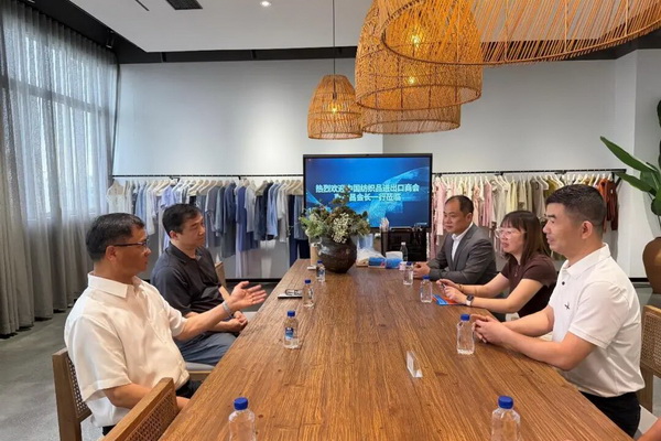 中國(guó)紡織品進(jìn)出口商會(huì)曹甲昌會(huì)長(zhǎng)出席廣交會(huì)相關(guān)活動(dòng)并調(diào)研企業(yè)