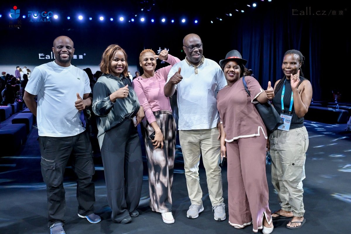 秀展同步即看即訂！虎門服裝品牌2026秋冬發(fā)布訂貨會啟幕